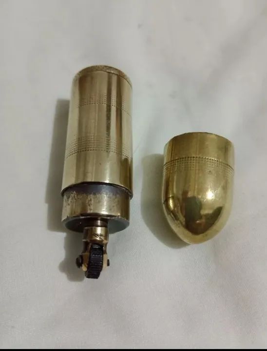 Isqueiro antigo de metal