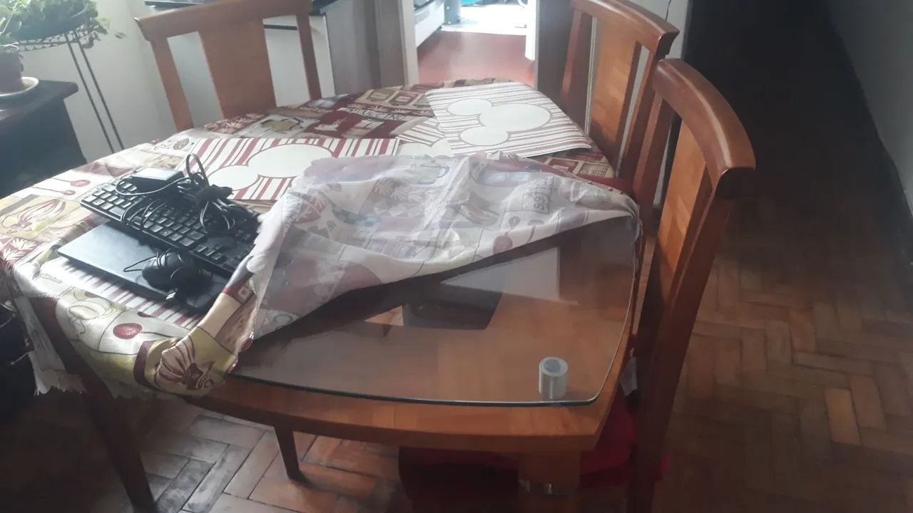 Mesa de Jantar em Madeira com Tampo de Vidro com 3 cadeiras