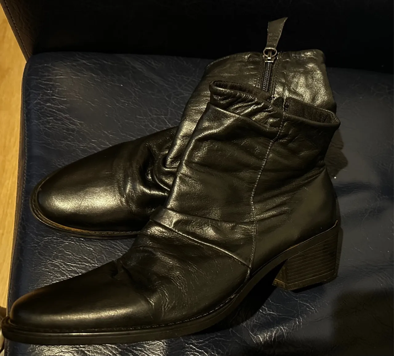 Bota de couro preta Corello