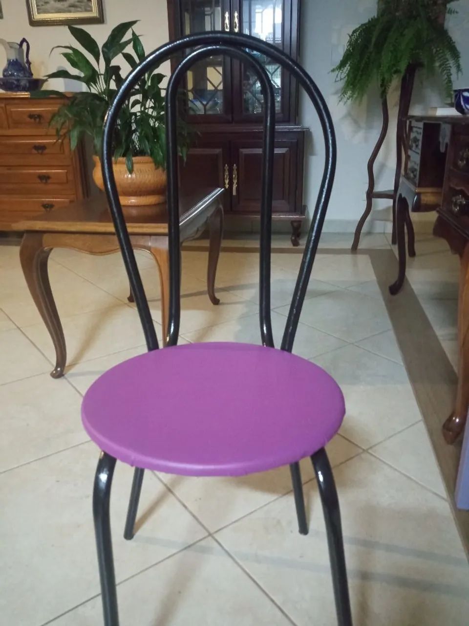 Cadeira com assento roxo