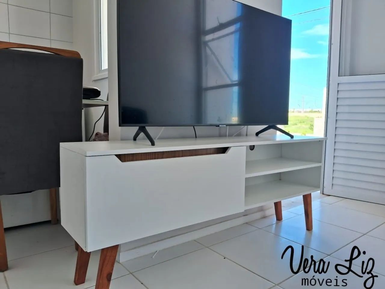 Rack retrô moderno branco com detalhes em madeira - Foto 2