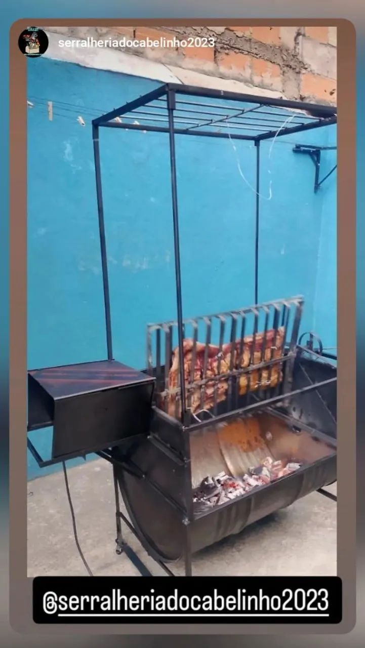 Churrasqueira com eixo giratório para assar costelão e leitão com sistema especial.