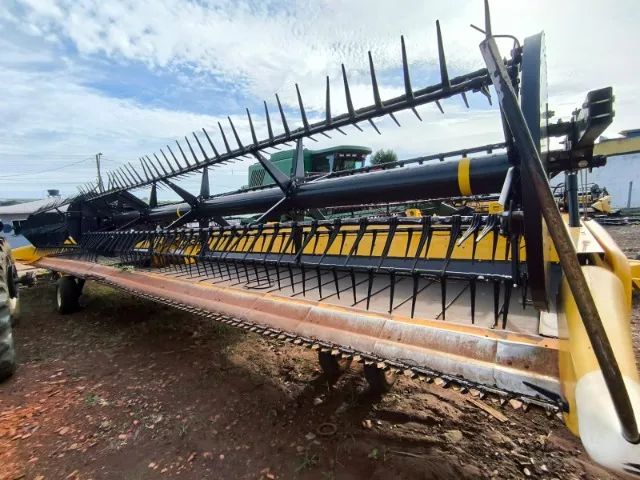 UMA PLATAFORMA DE CORTE, MARCA NEW HOLLAND 2021