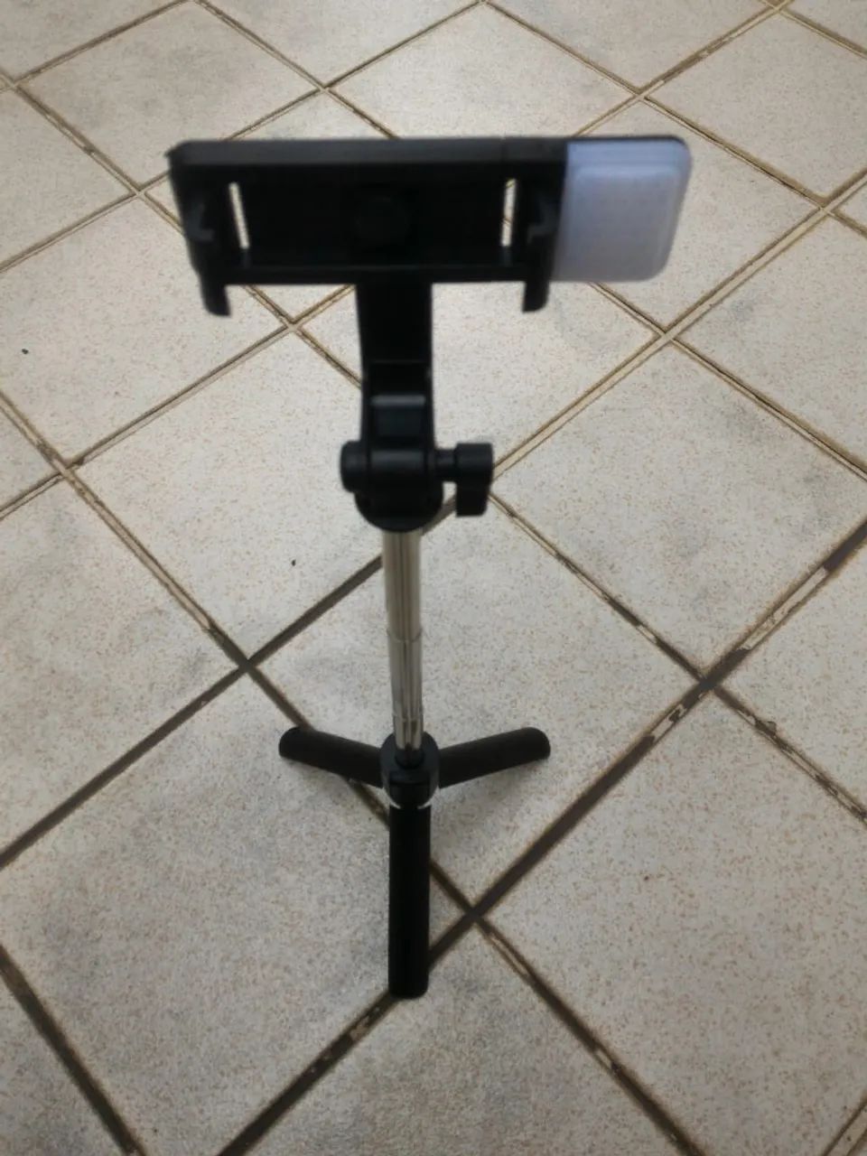 Pau de selfie e suporte de celular com controle remoto novo - Foto 2