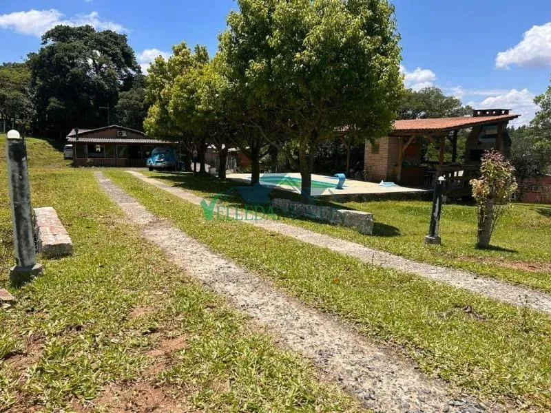 Velleda oferece Sítio escriturado com bela casa, piscina e quiosque em Viamão