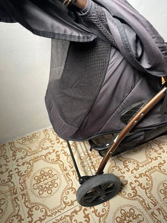 Carrinho de Bebê - Preto - Usado - Foto 3