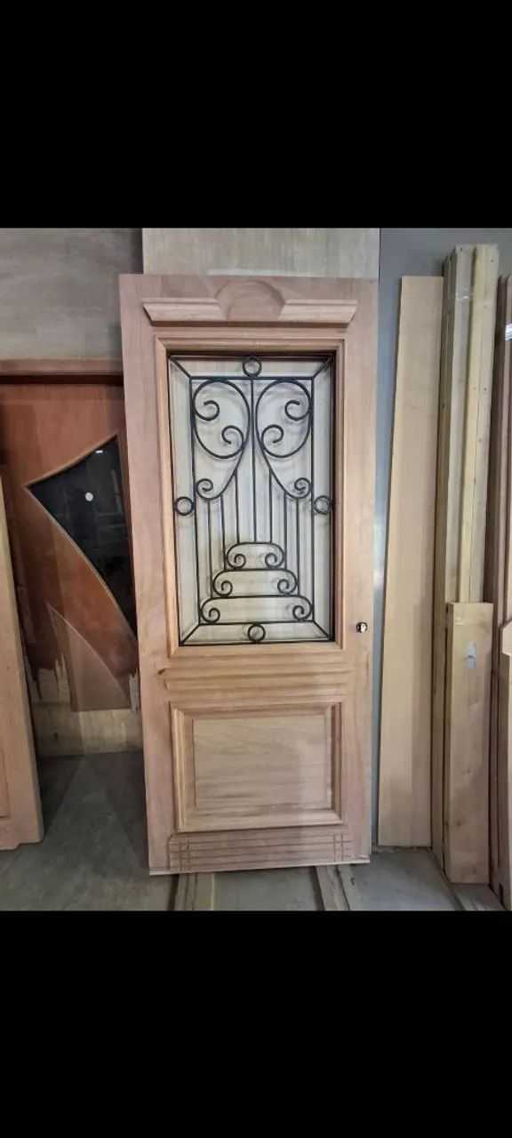 Porta de madeira com vidro e detalhes em ferro