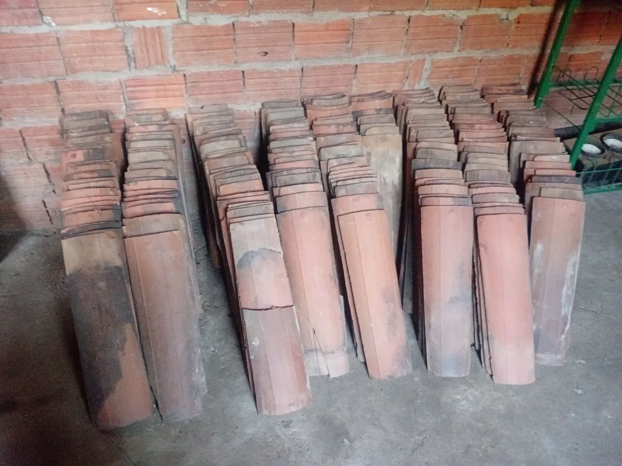 Telhas de barro, tem a proximadamente 600 telhas no valor de 300 reais ,p vender logo