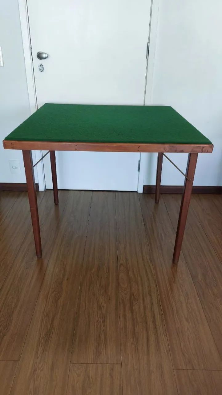 Mesa de jogos quadrada com feltro verde