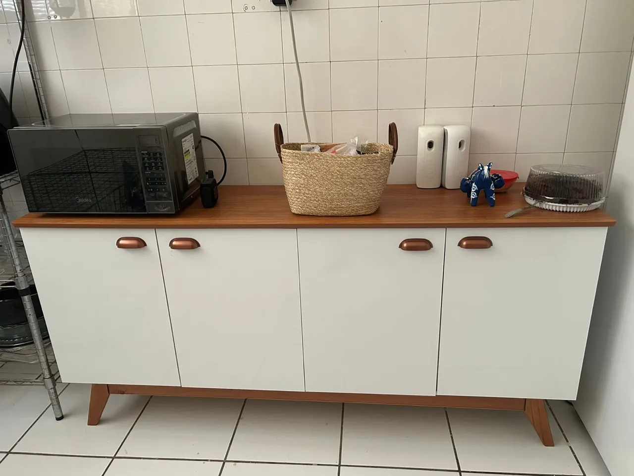 Armário com design moderno em madeira e branco