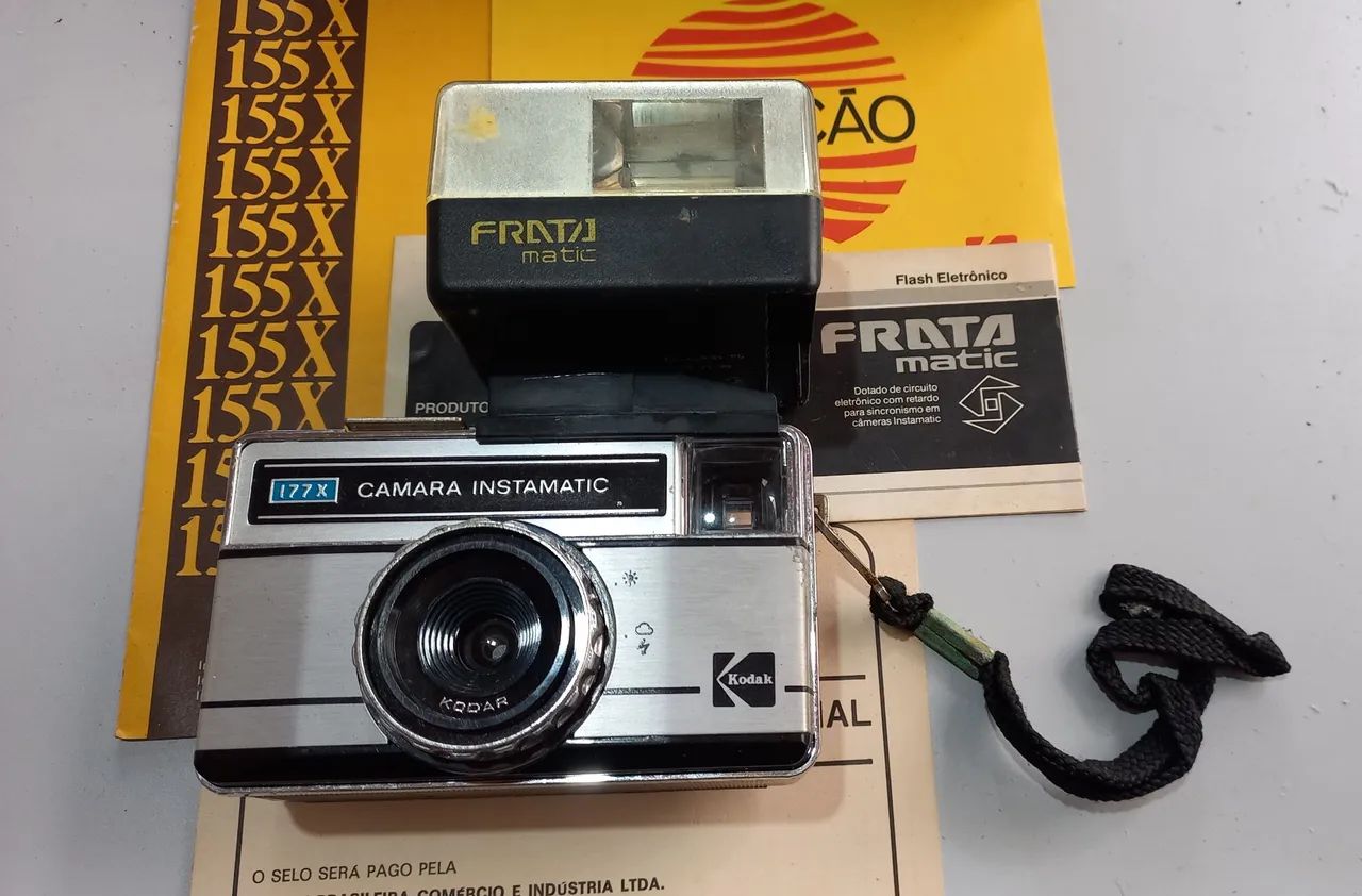 Câmera Fotográfica Instamatic Kodak 177X c/flash caixa acrílico e