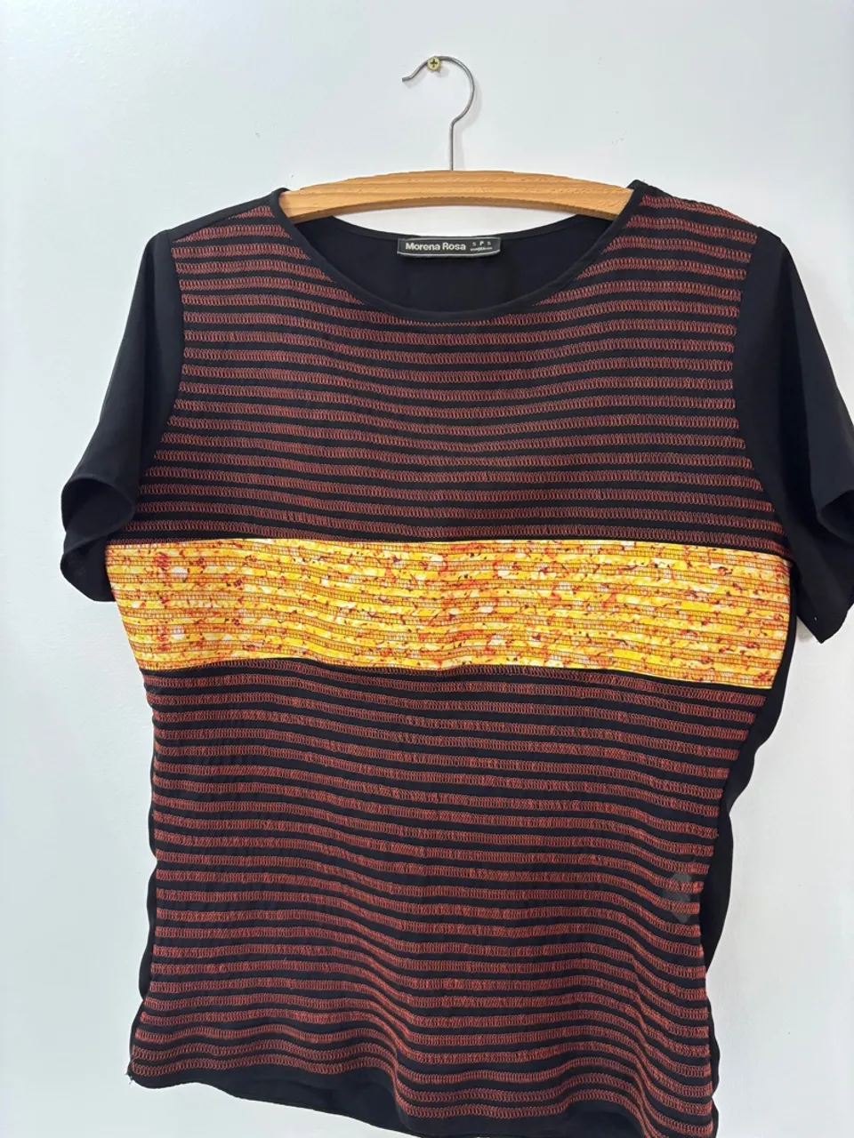 Camiseta Morena Rosa Listrada Preta e Amarela