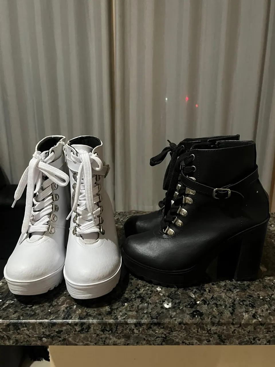 Botas Femininas Brancas e Pretas