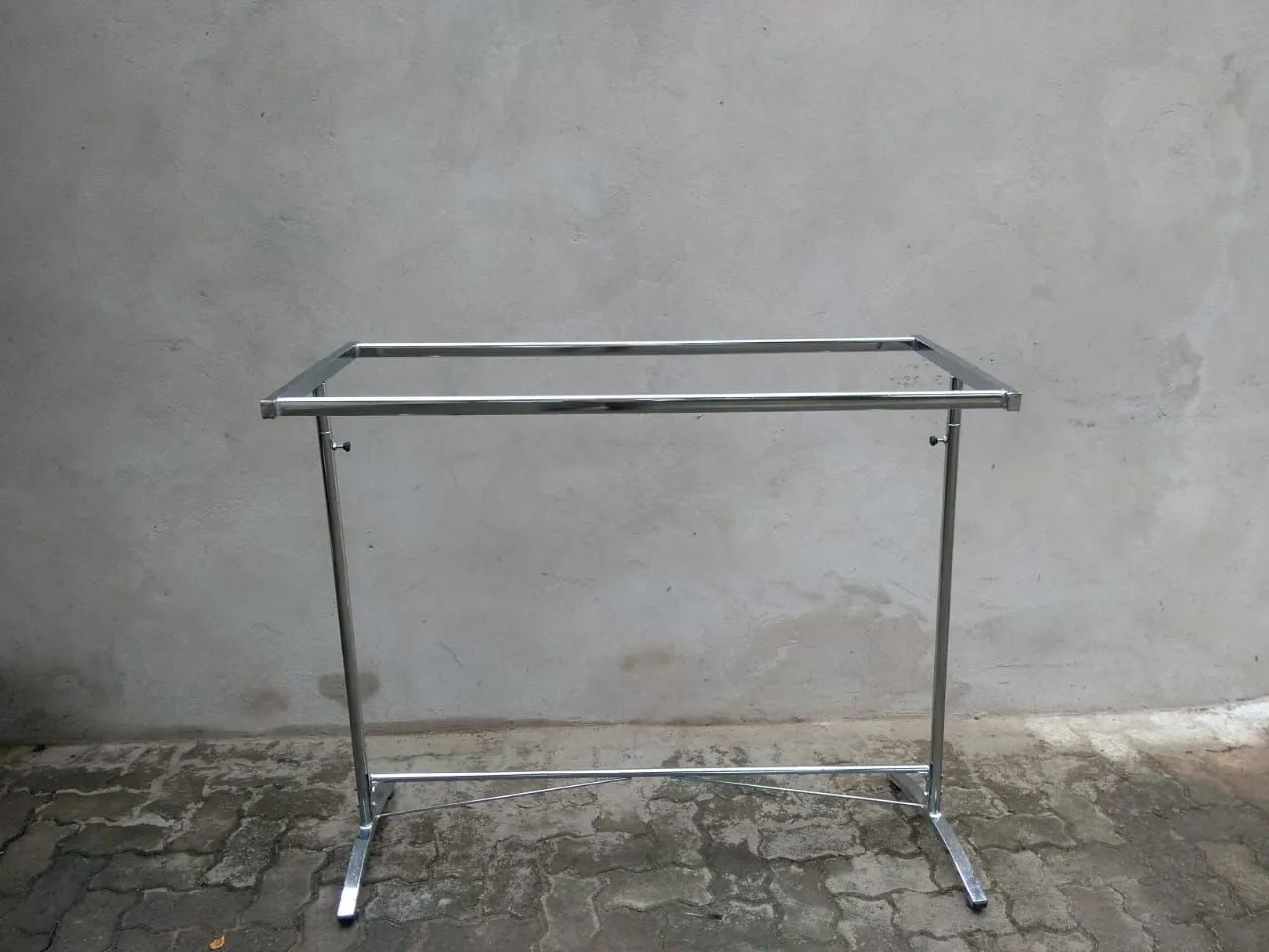 Arara de roupas em aço inox cromado