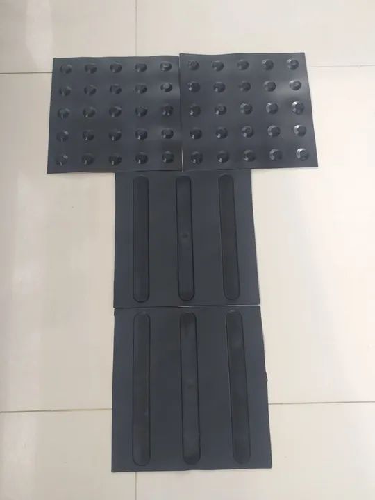 Piso tátil alerta e direcional 25x25  kit c/ 10 unidades cor preto - Foto 5