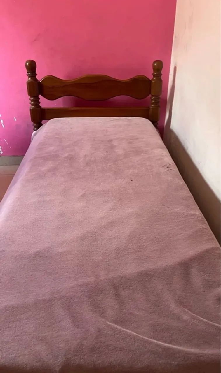 Cama de solteiro de madeira