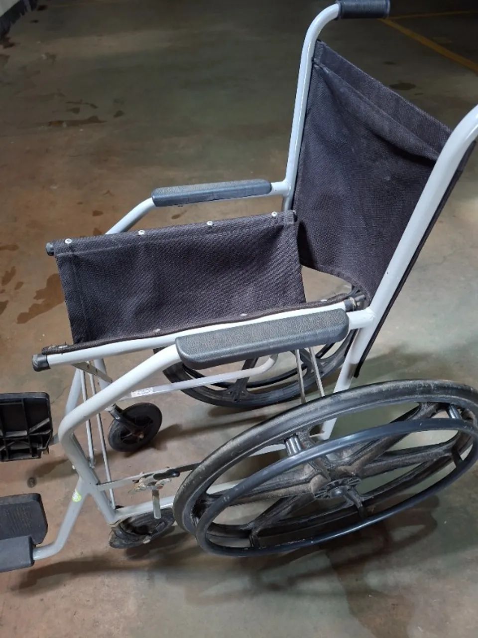 Cadeira de rodas cor preta.