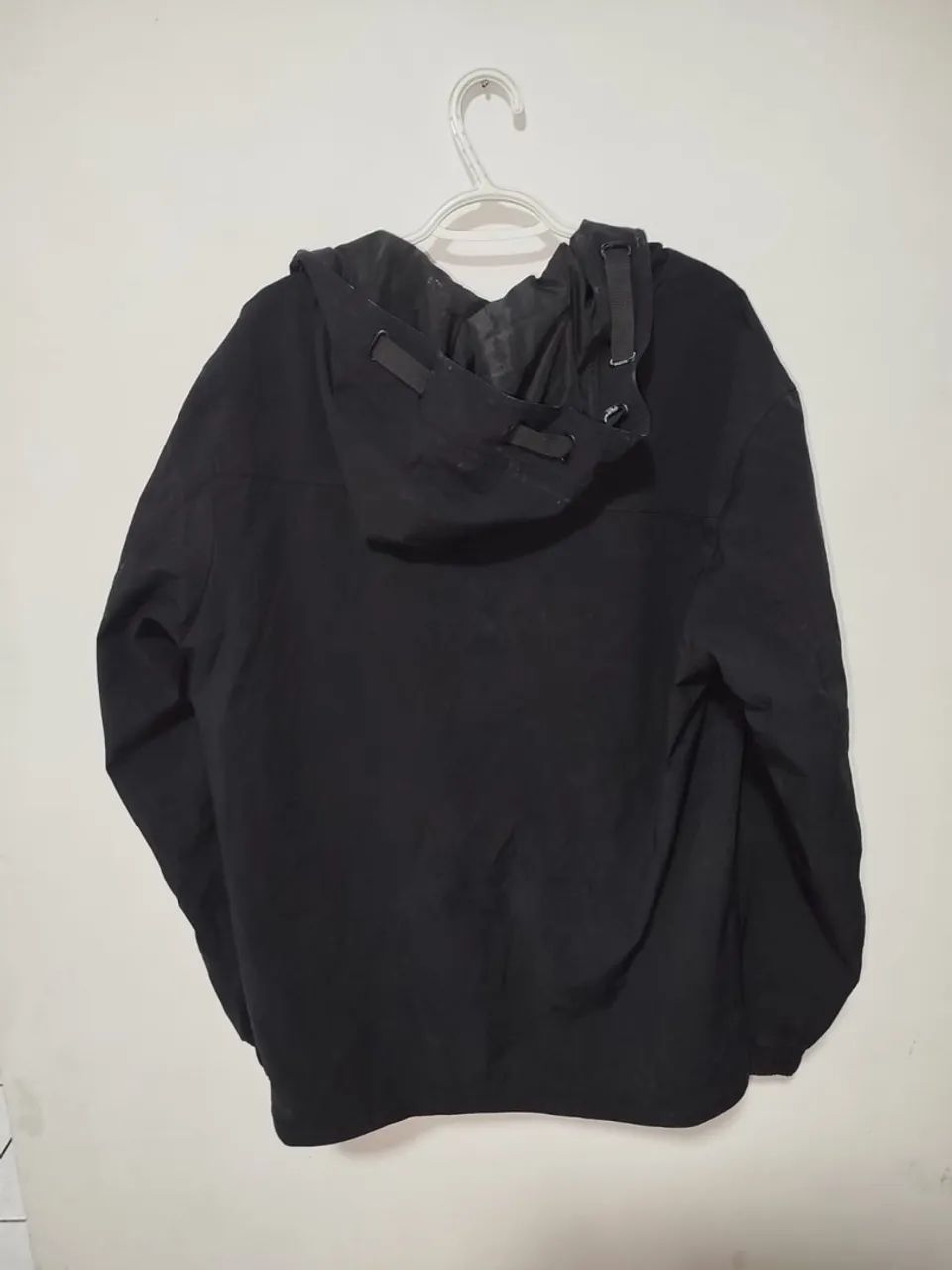 Jaqueta preta com capuz