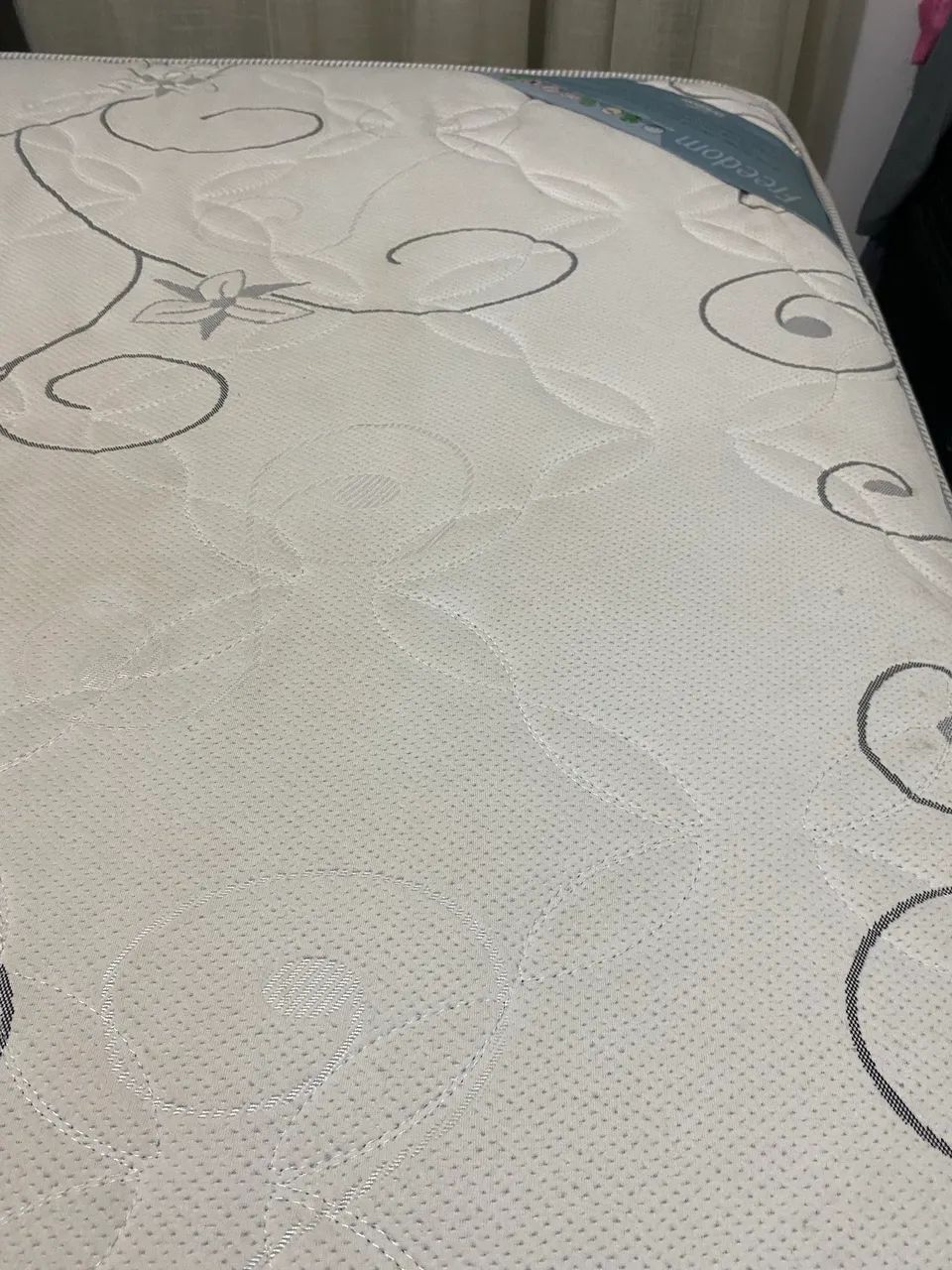 Ótima cama Queem com colchão Ortobom!