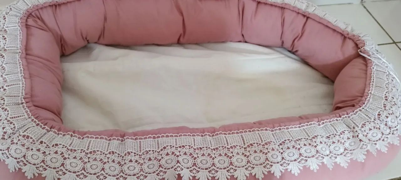 Ninho Redutor de Berço - Cor Rosa com Renda (Excelente Estado)<br> - Foto 2