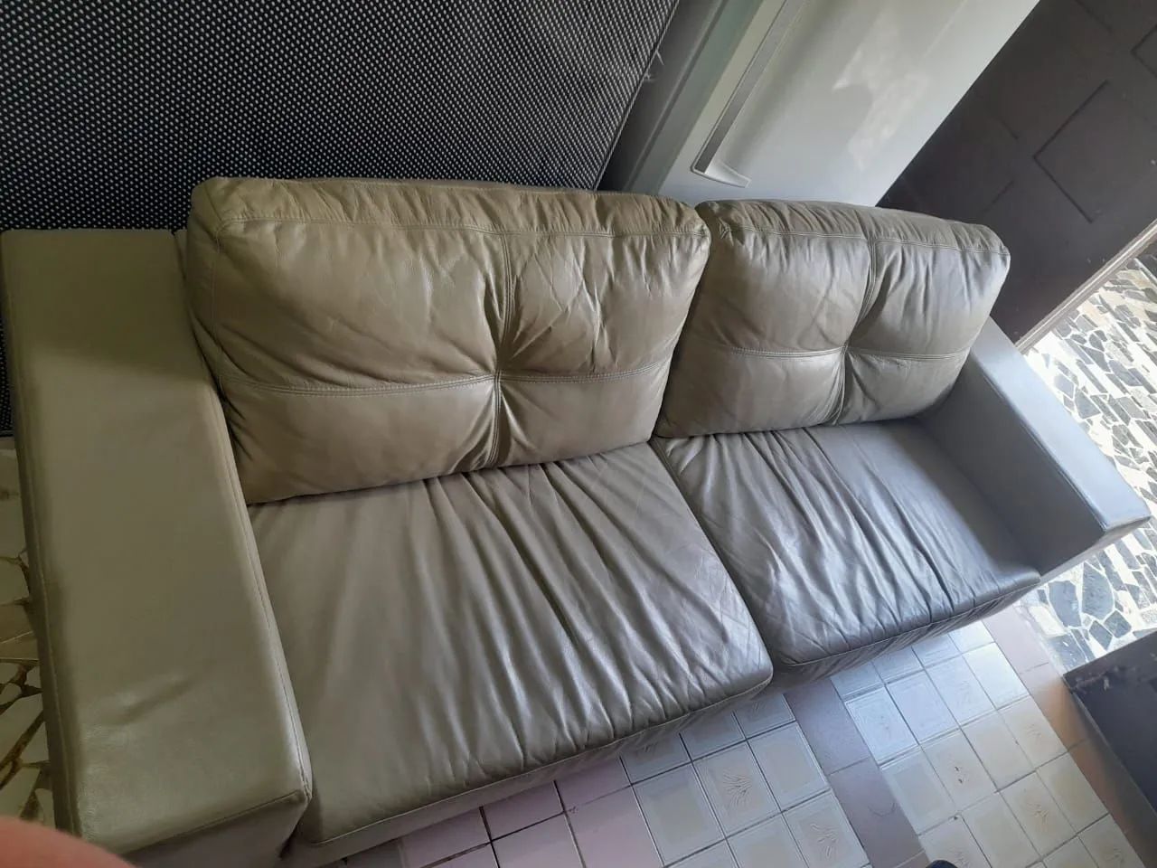 Vendo Sofá de 3 lugares couro legítimo  - Foto 2