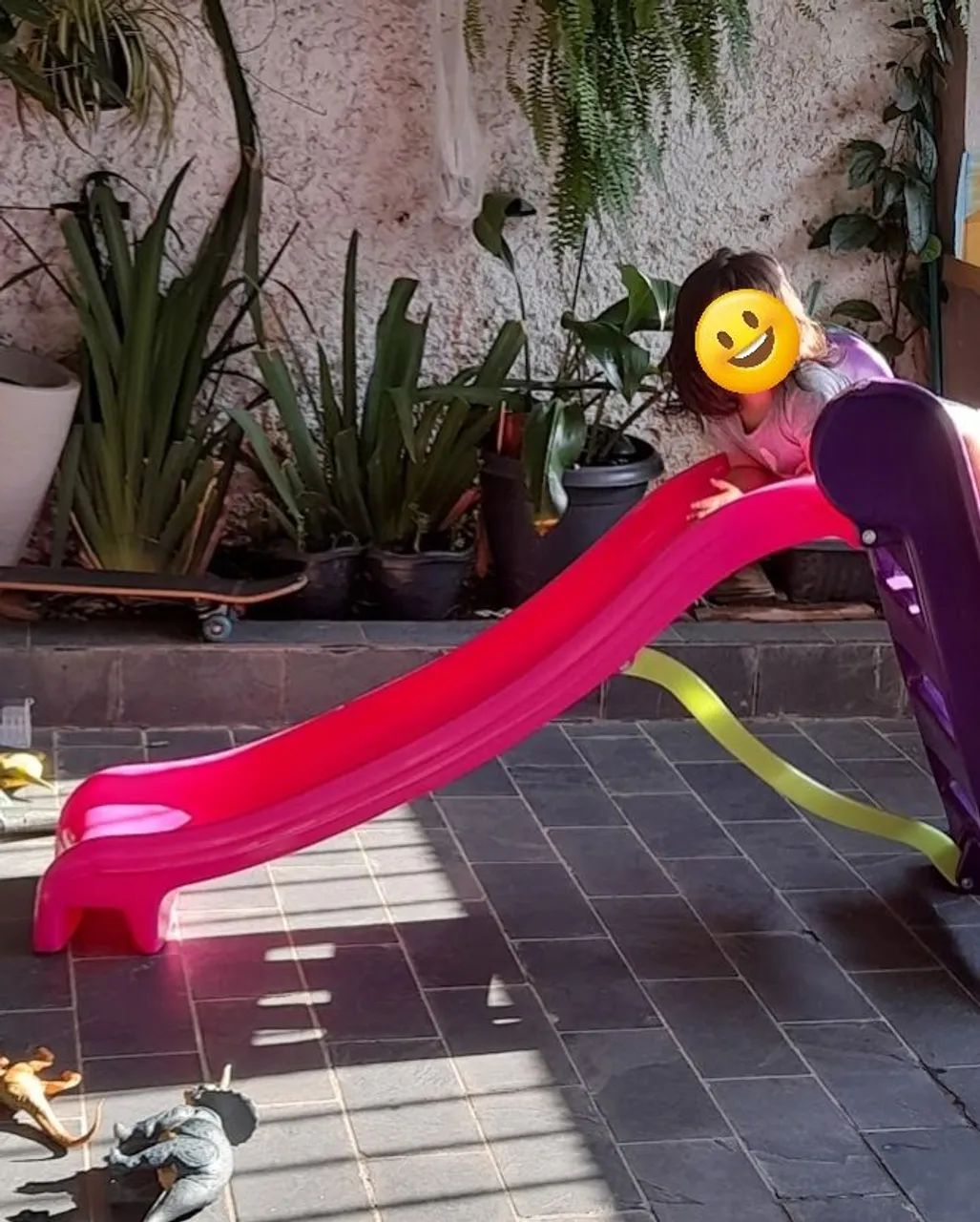 Escorregador infantil rosa e roxo