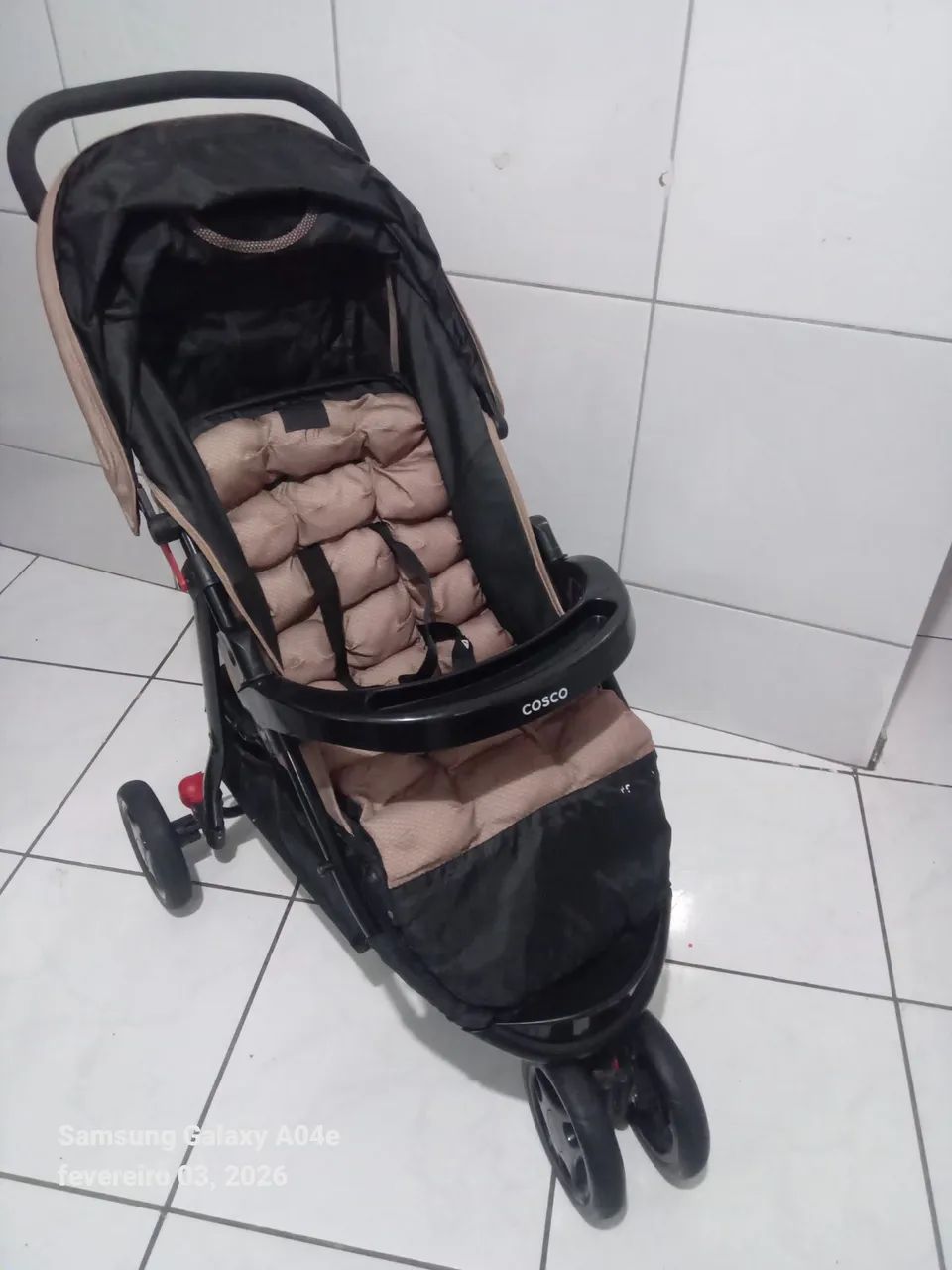 Carrinho de bebê cosco semi Novo unissex  - Foto 4