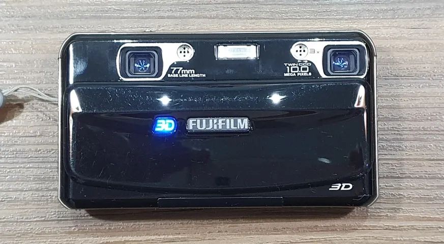 Câmera 3D FUJIFILM FINEPIX W1 - Real 3D (COM DEFEITO) - Câmeras e