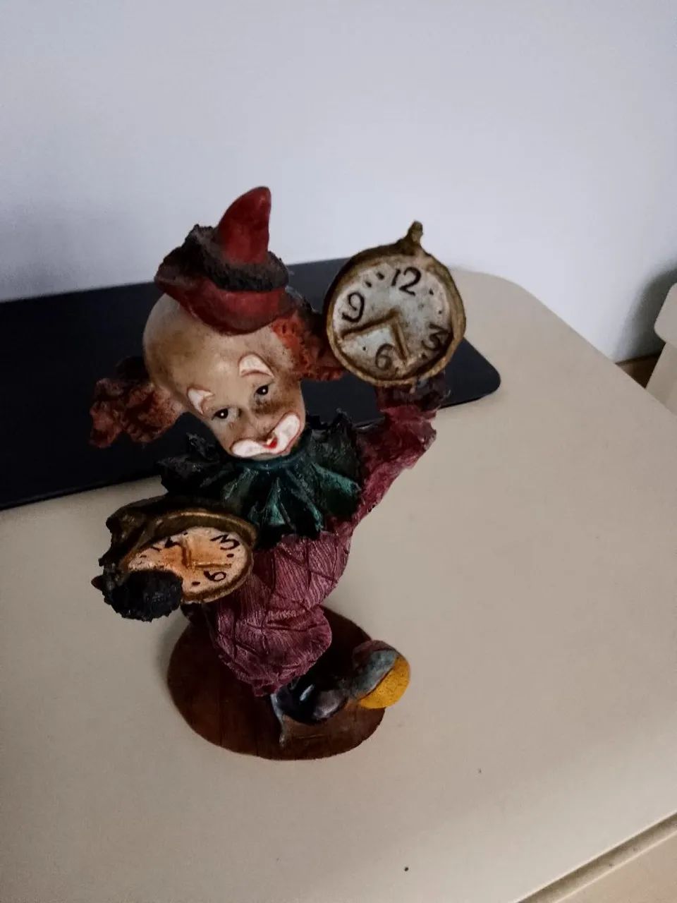 Boneco palhaço em biscuit.