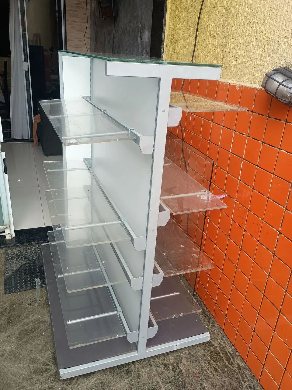 Balcão expositor de ferro e partileiras de acrílico com espelho e rodinhas  - Foto 3