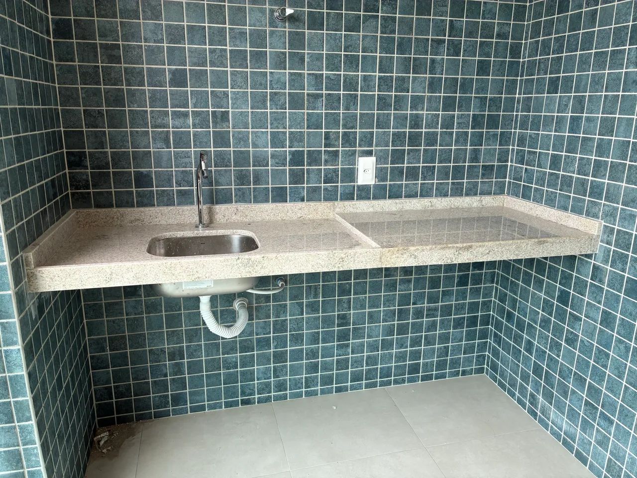 Bancada Varanda Granito Itaúnas em L + Cuba Inox 304 + Torneira