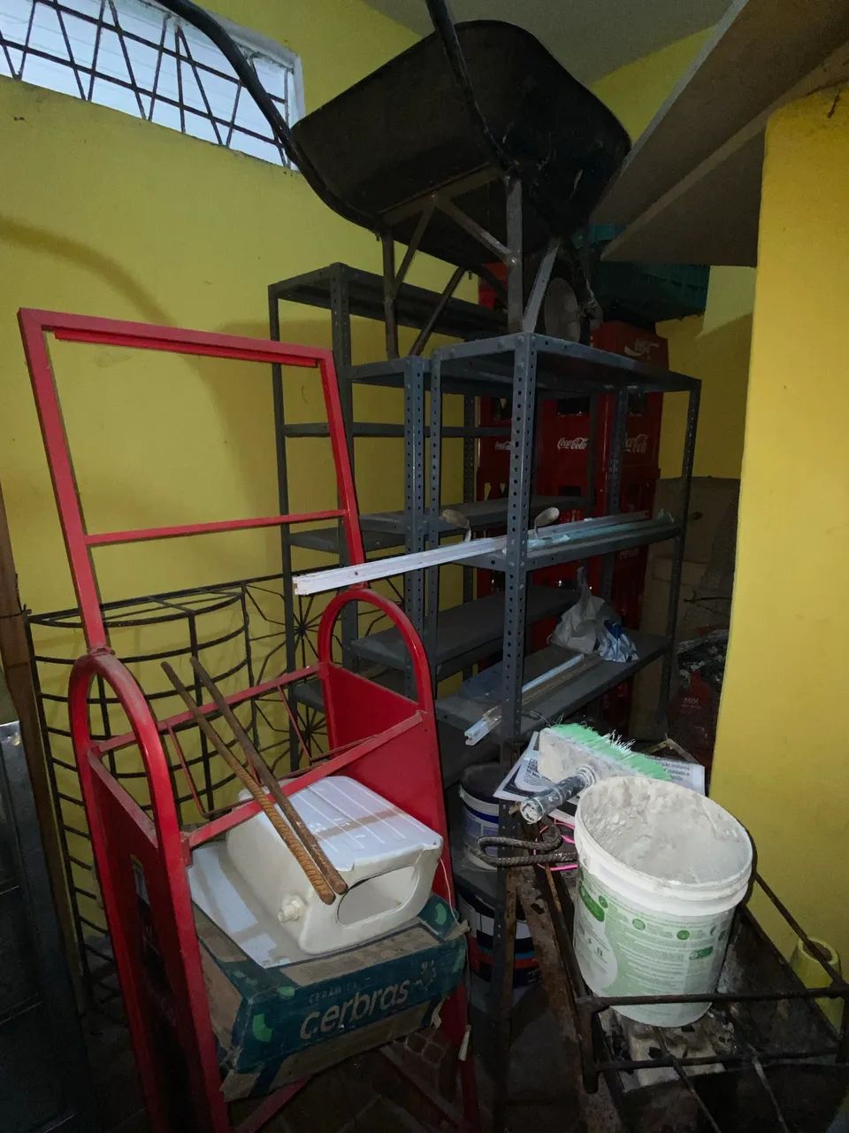 Prateleiras, expositor, portas e grade de ferro.  - Foto 3