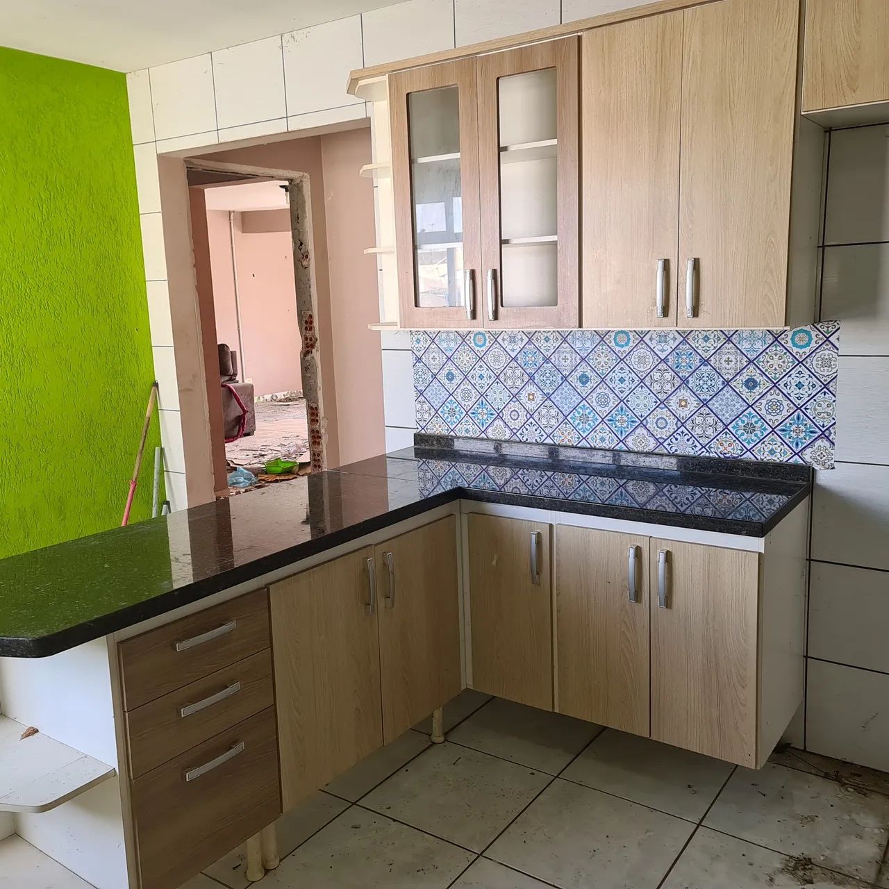 Cozinha planejada com 8 metros de bancada 