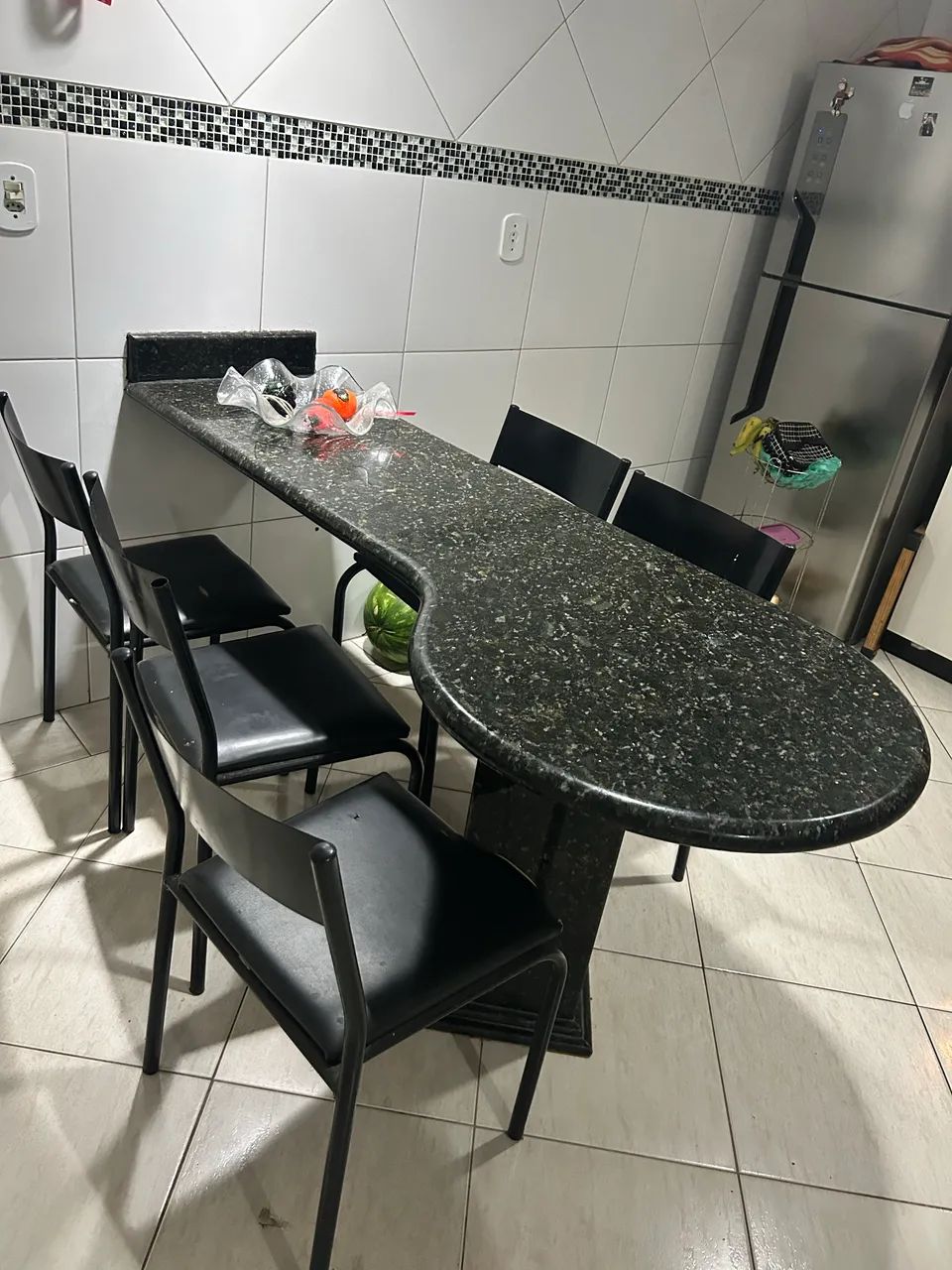Mesa de Mármore com 06 cadeiras  - Foto 3