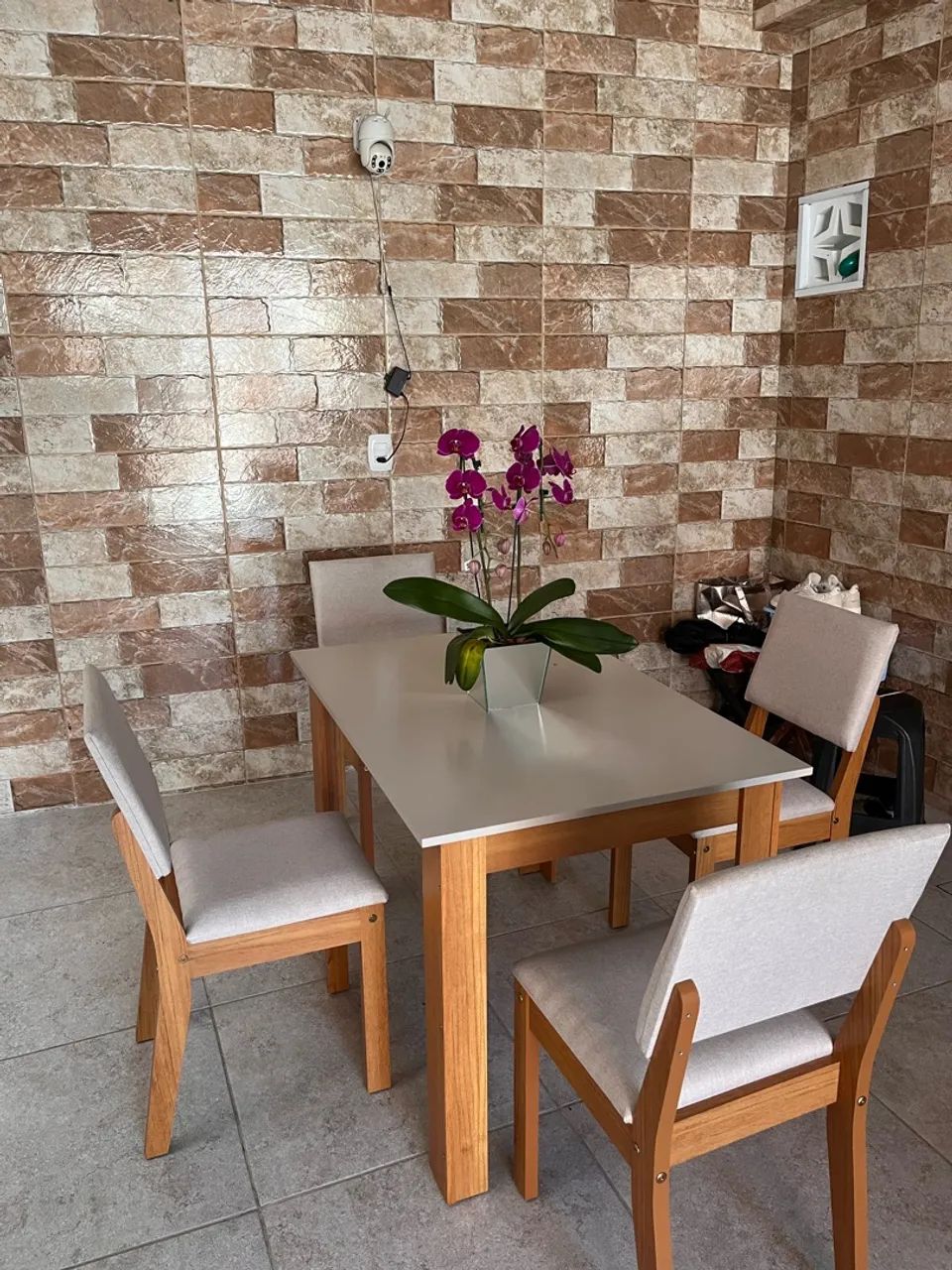 Conjunto de Mesa de Jantar com 4 Cadeiras