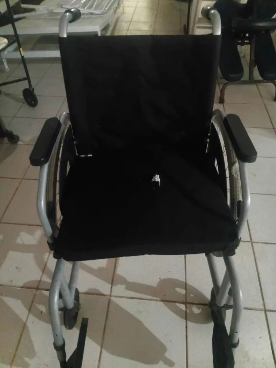 Cadeira de rodas Polior, praticamente nova, pouco uso. 