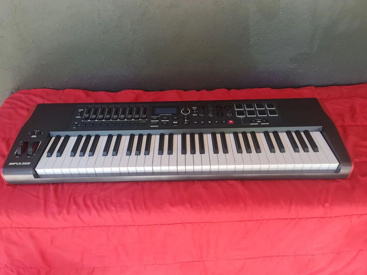 Novation impulse 61 com rack titanium top  - Foto 3