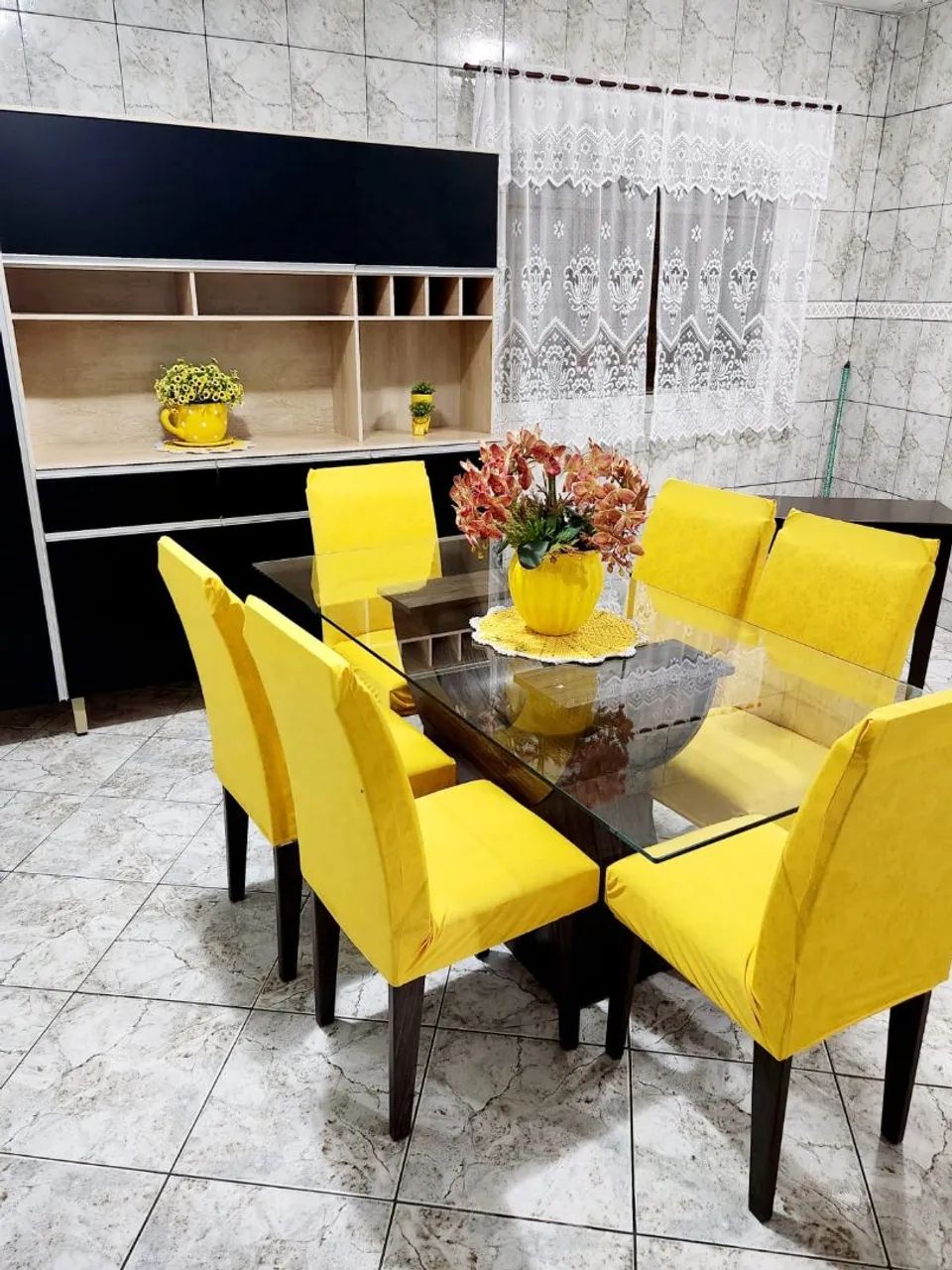 Mesa de 6 cadeiras estampa floral e borboletas