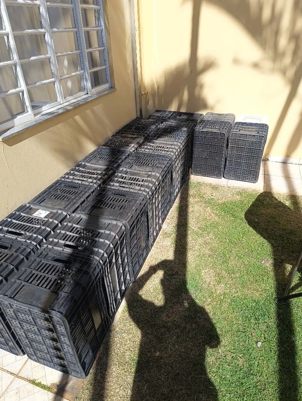 Caixa de plástica empilhável 50lt  - Foto 2
