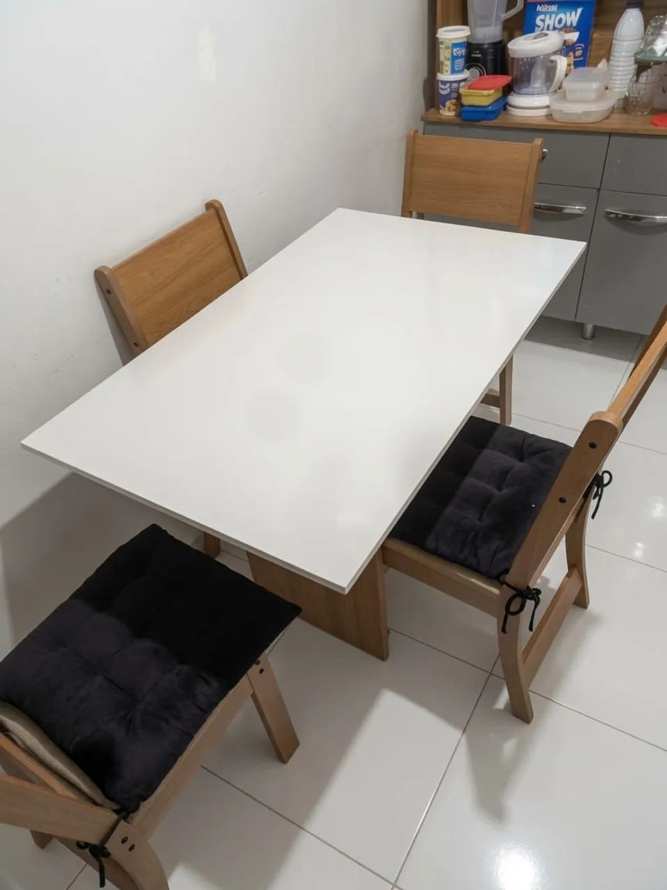 Armário de cozinha e mesa com cadeiras 