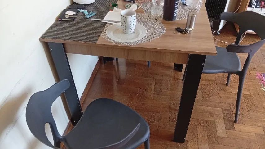 Mesa de jantar quadrada com 4 cadeiras