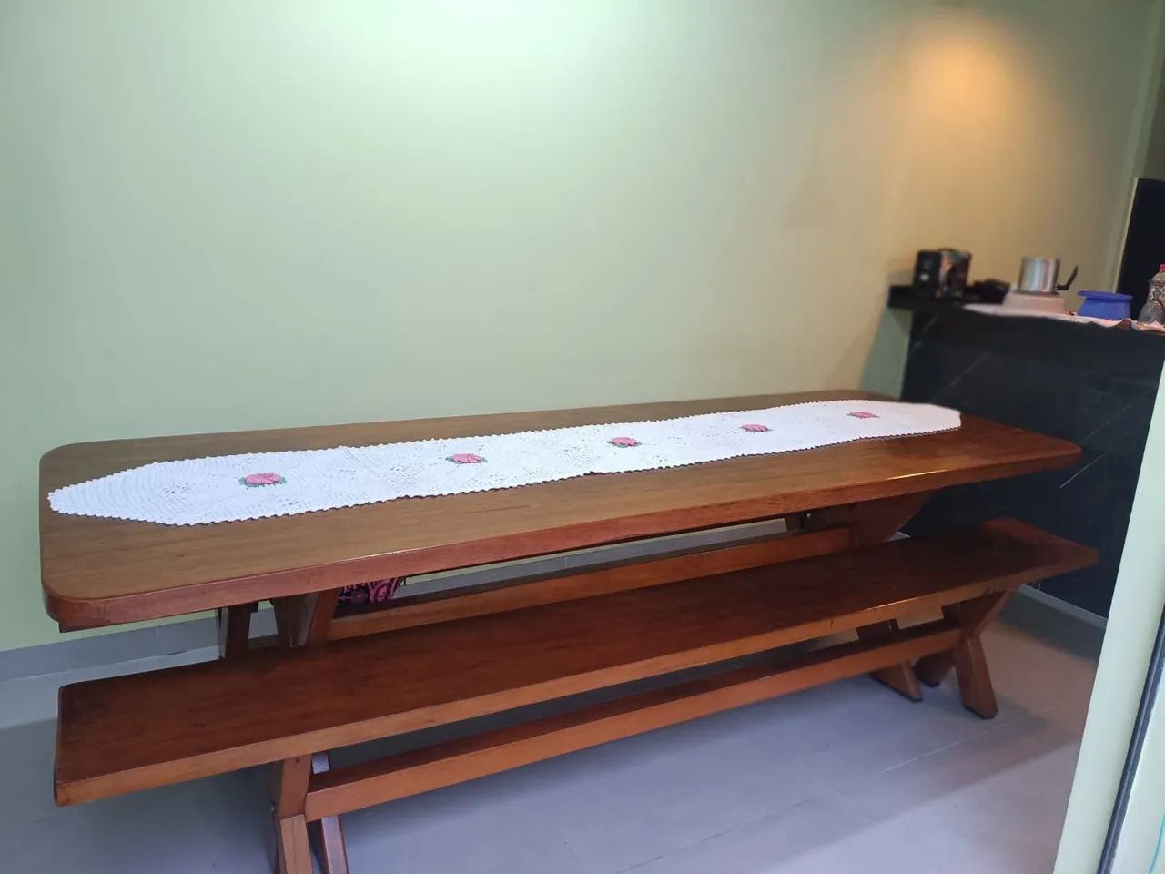 Mesa em Madeira Maciça+ Bancos 