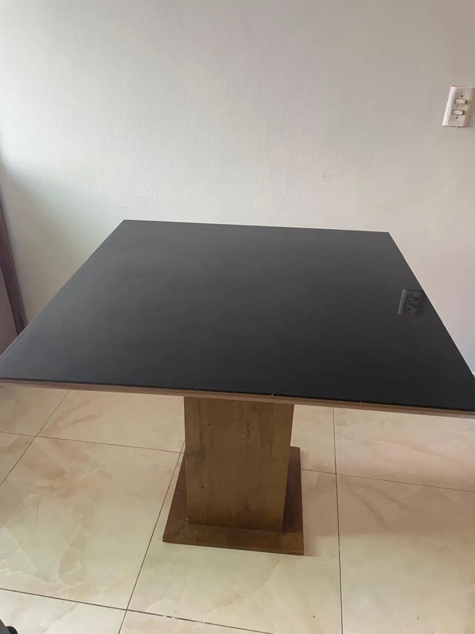 MESA DE JANTAR COM TAMPO DE VIDRO - R$ 300,00
