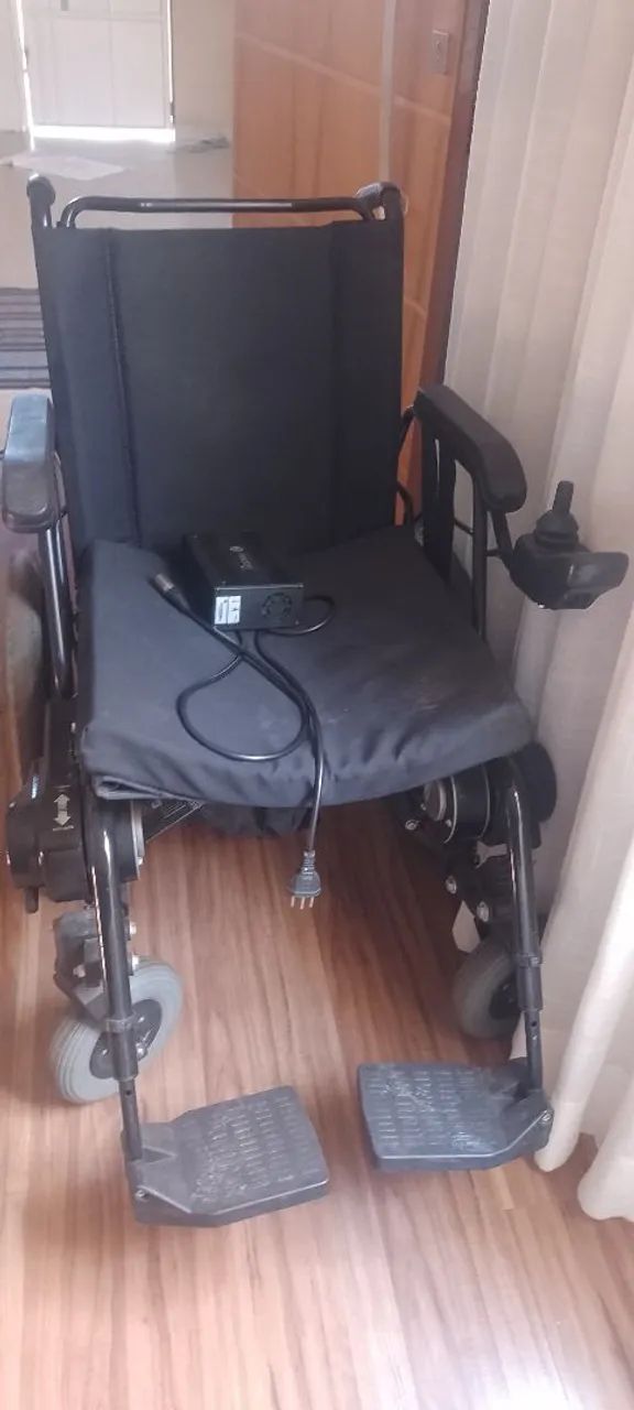Cadeira de rodas motorizada 