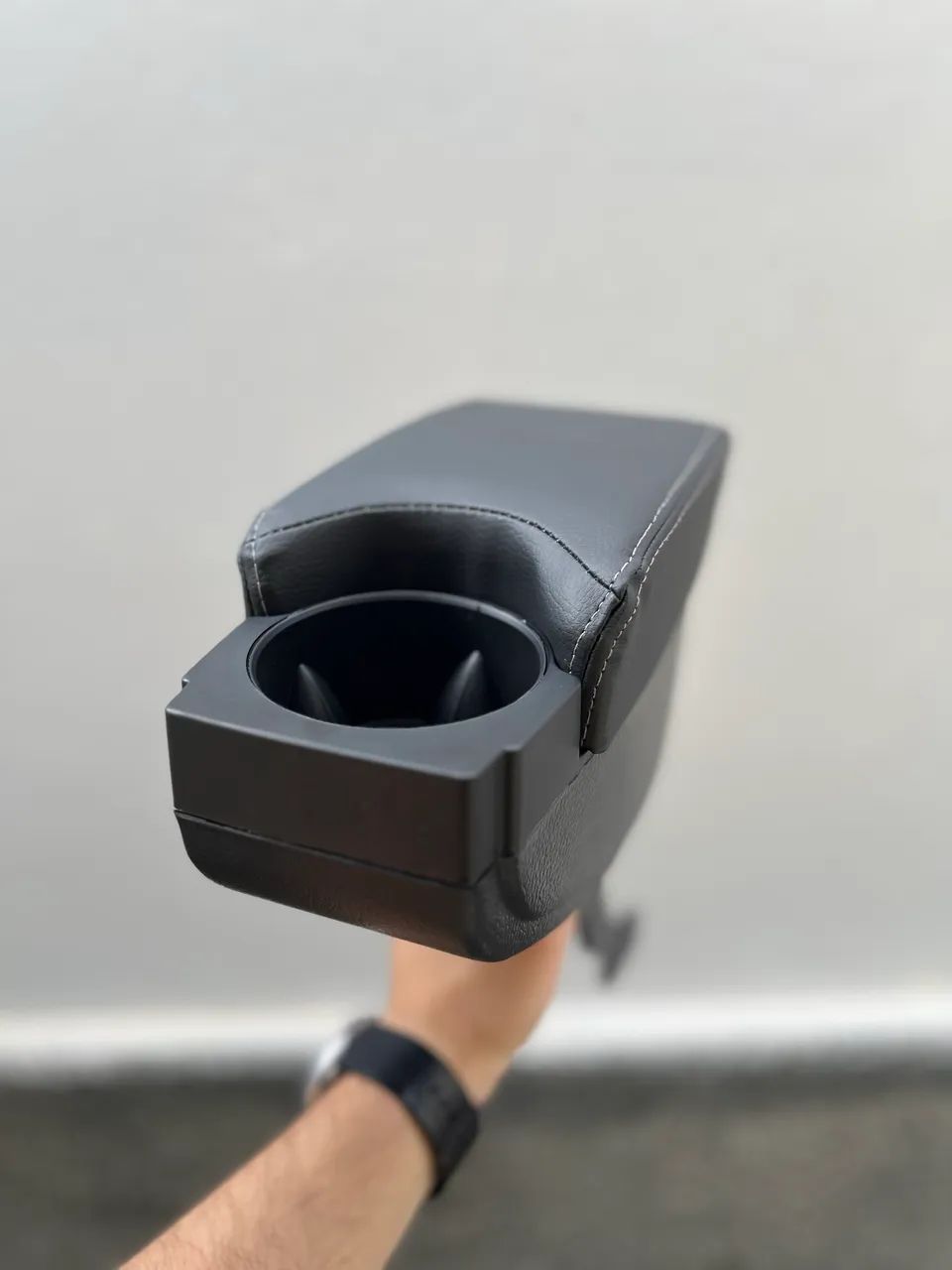 Apoio de braço com porta copos