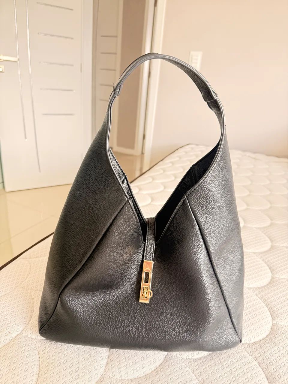 Bolsa Preta semi nova em perfeito estado de conservação e sem avarias - Foto 2