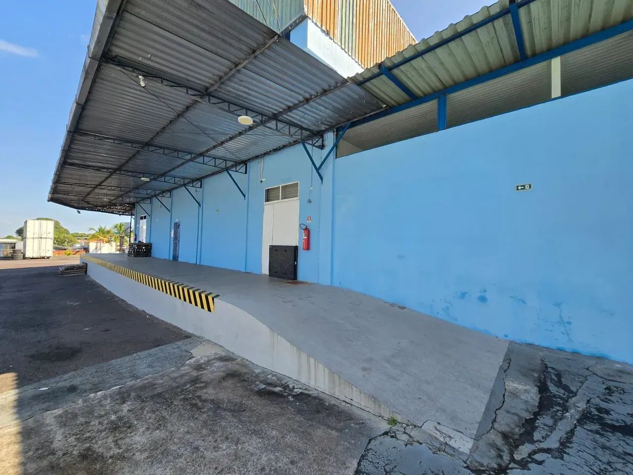 Alugo galpão com 3.300m2 em terreno de 15.000m2. Doca e +- 2.500m2 de Armazenagem. Compens - Foto 5