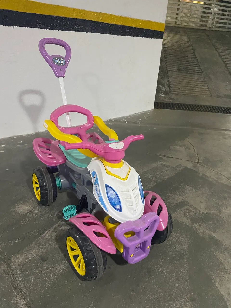 Quadriciclo infantil menina