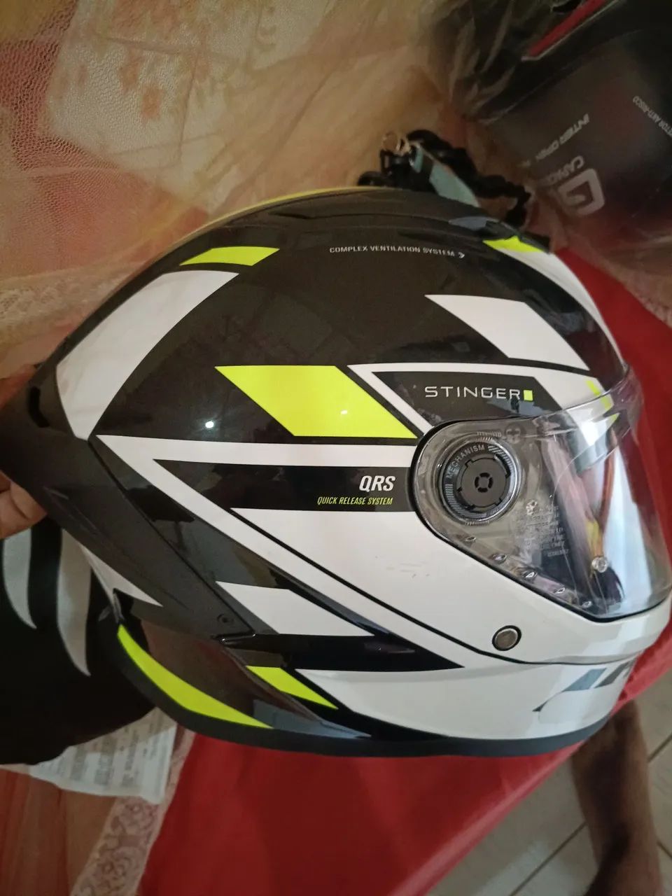 2 capacetes novos , apenas 2 dias de comprados.