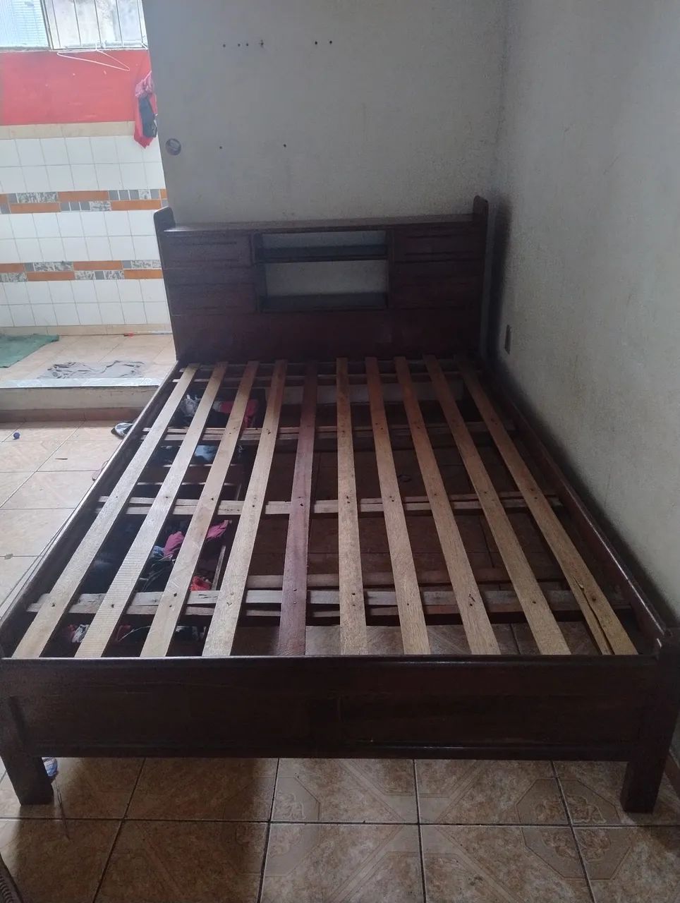 Uma cama ? de madeira  - Foto 3